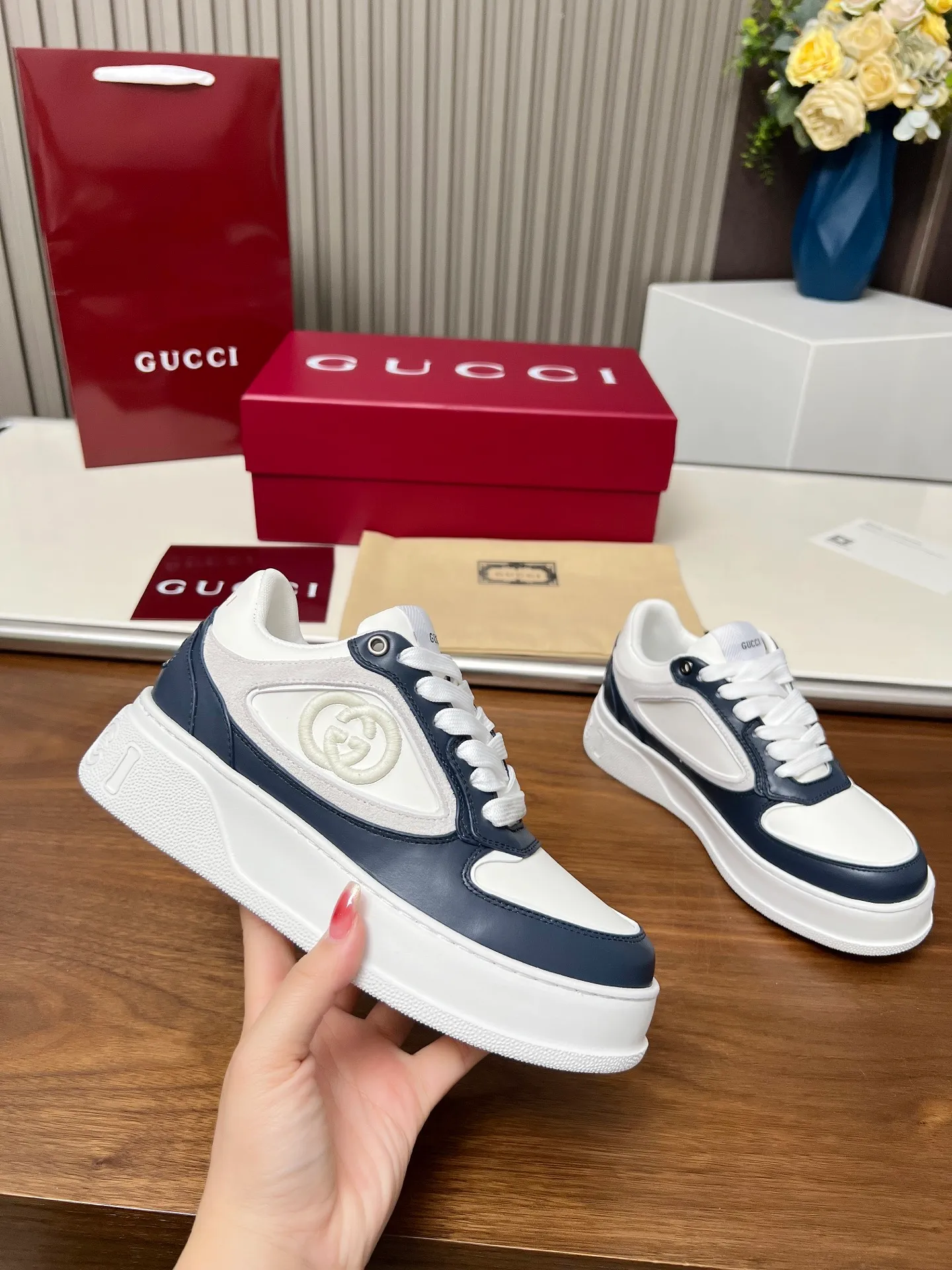 👟👟Ex-factory price 560👟👟Gucci casual sneakers, top version! Oil edge craftsmanship🌸🌸🌸1:1 reproduction. New model for early spring, creating a perfect style💣💣💣street style🔥🔥🔥Cool and stylish C-position fashionable outfit with retro and futuristic feel🌹🌹🌹Classic shoe shape, showing exquisite texture! Open mold to customize high-density outsole. Comes fully packaged. Size: Female 35-46. Fabric: Imported cowhide...men and women